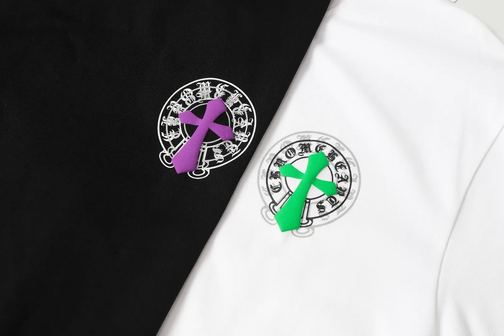 P160 Chrome Hearts* Chrome Hearts are made of 300g double yarn fabric, 1*1 Solona rib, imported digital white ink front and rear direct spray + foaming, 3D relief effect, in the perfect blend of fashion and science, a feast of precision and color, high-definition color details, green and environmentally friendly concepts, loose version, same style for men and women. Color: Black White Size: XS S M L